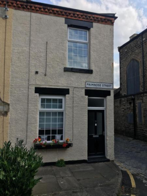 ChurchEndCottage-2BR-Sleeps4-PetsOK-Parking